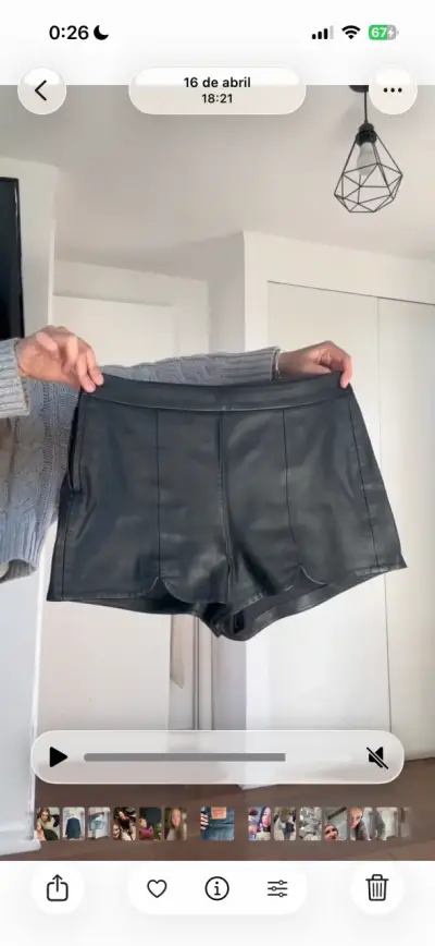 Shorts de cuero negro para mujer - miniatura 1