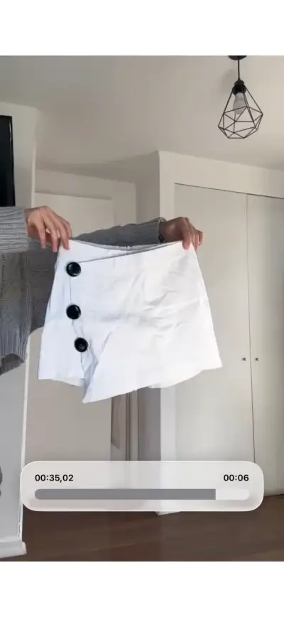 Falda corta blanca con botones decorativos - miniatura 1