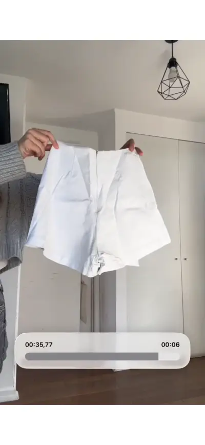 Falda corta blanca con botones decorativos - miniatura 2