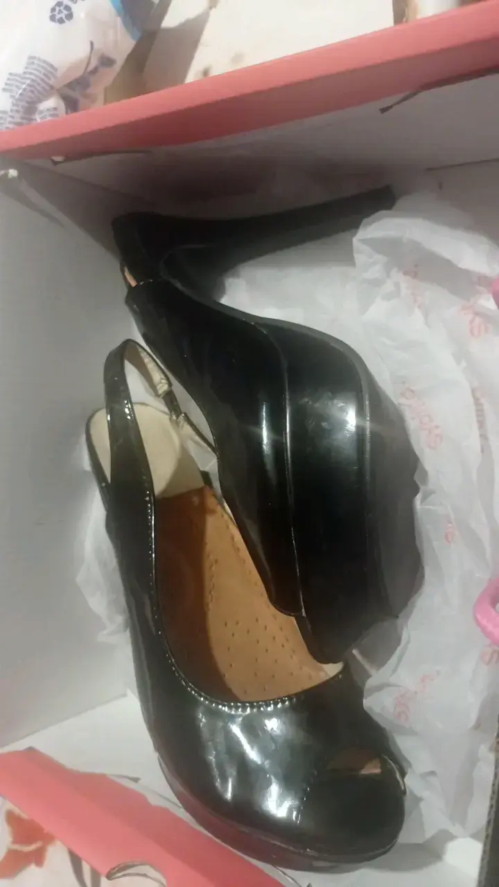 Tacones negros de charol con plataforma