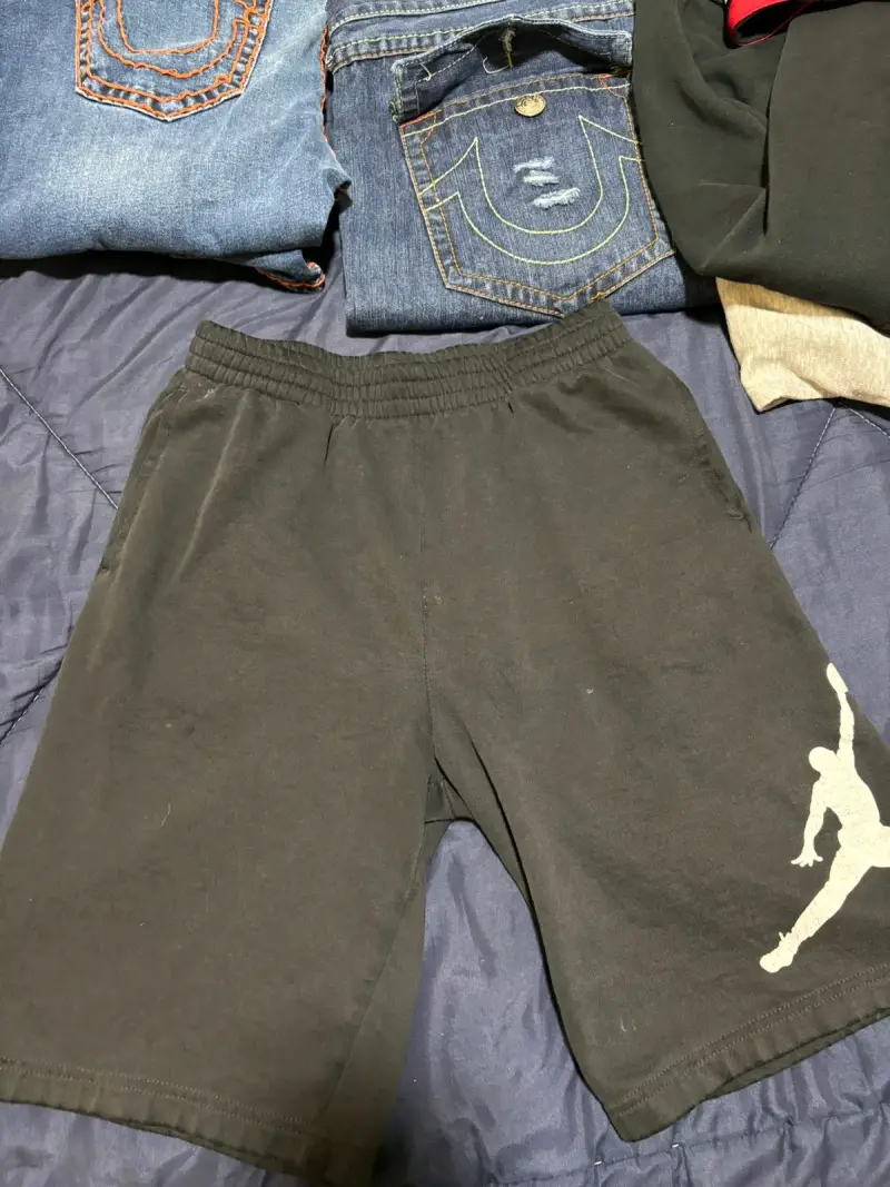 Shorts deportivos negros con logo - 1