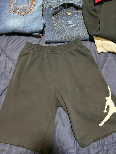 Shorts deportivos negros con logo - miniatura 1