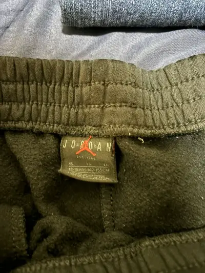 Shorts deportivos negros con logo - miniatura 2
