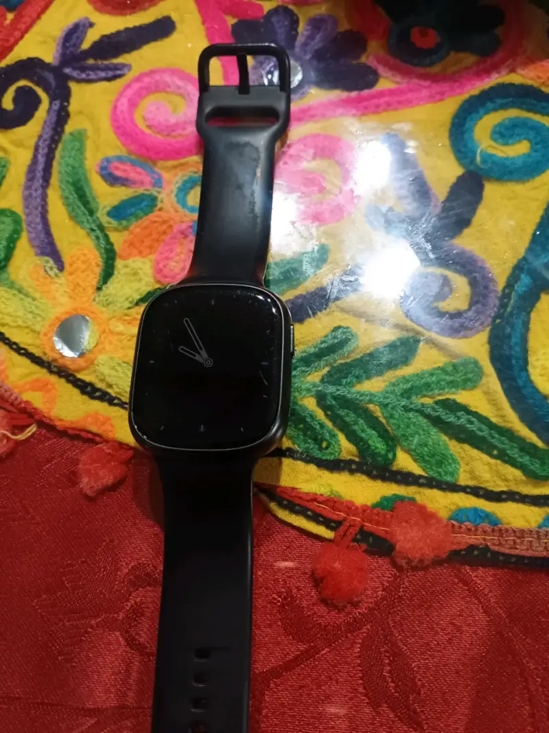 Reloj inteligente negro con correa ajustable - 1