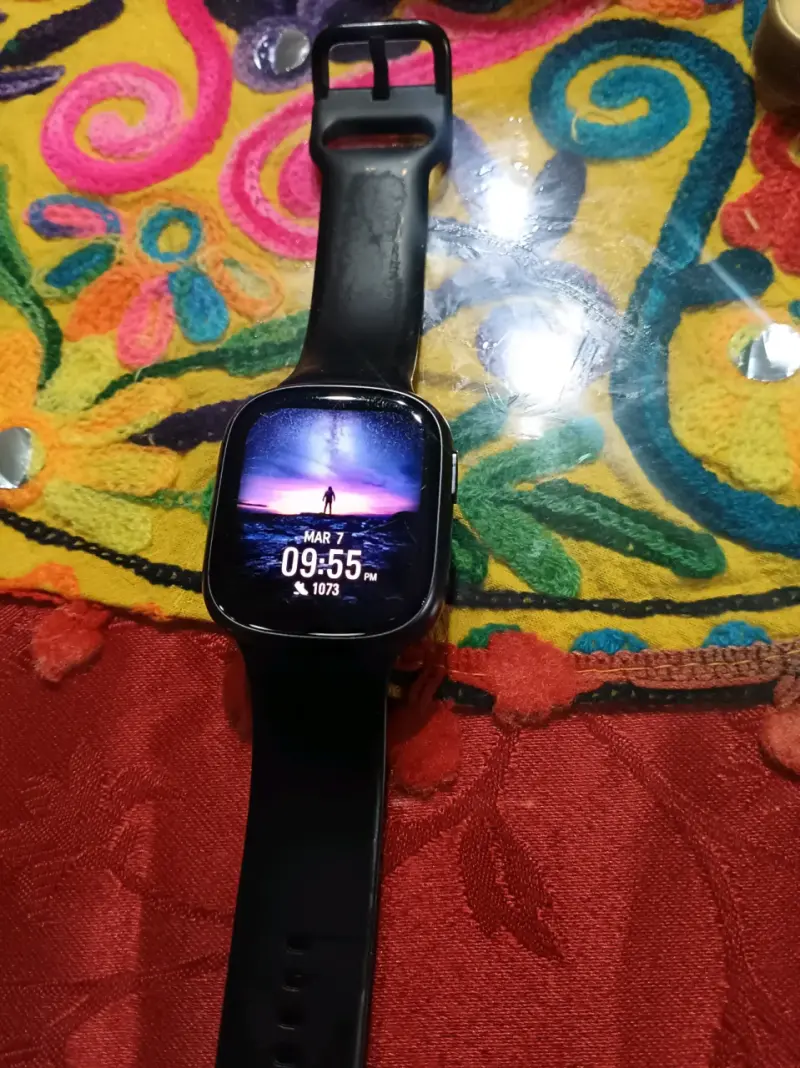 Reloj inteligente negro con correa ajustable - 2