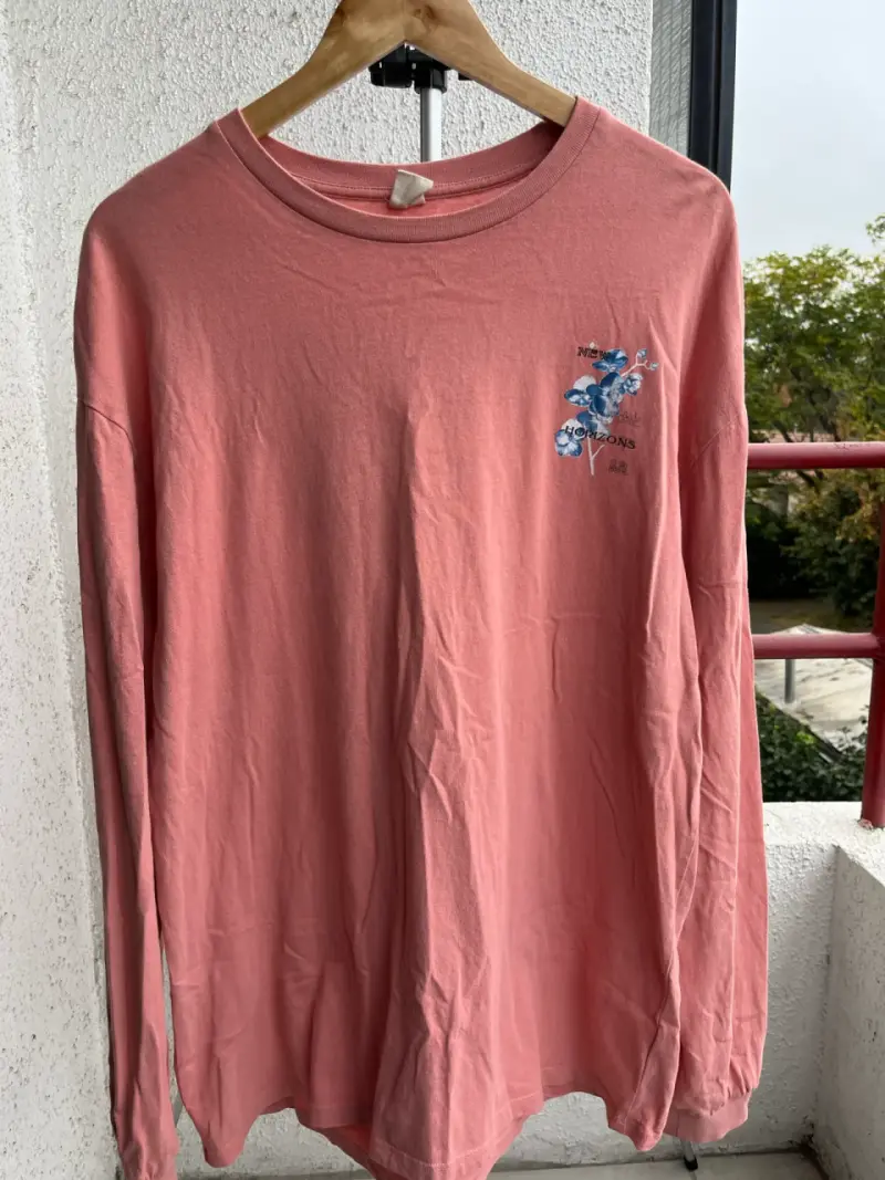 Polera manga larga rosa con diseño floral - 1