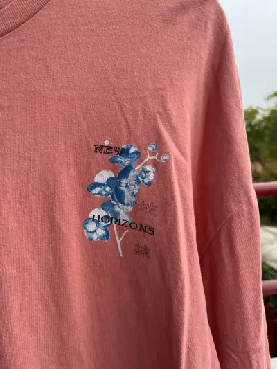 Polera manga larga rosa con diseño floral - miniatura 2