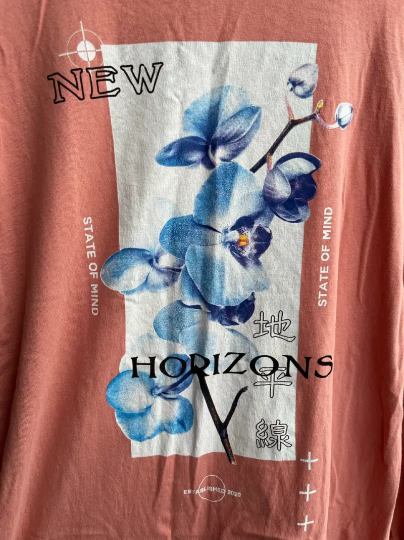 Polera manga larga rosa con diseño floral - 4