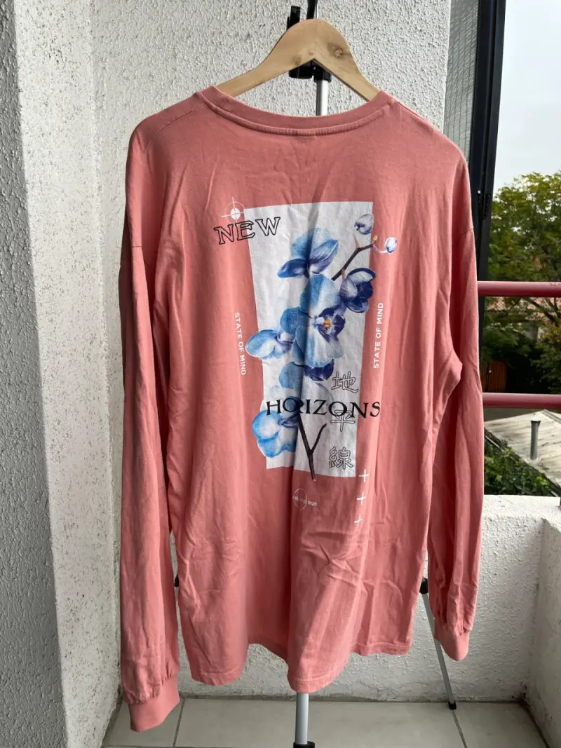Polera manga larga rosa con diseño floral - 5