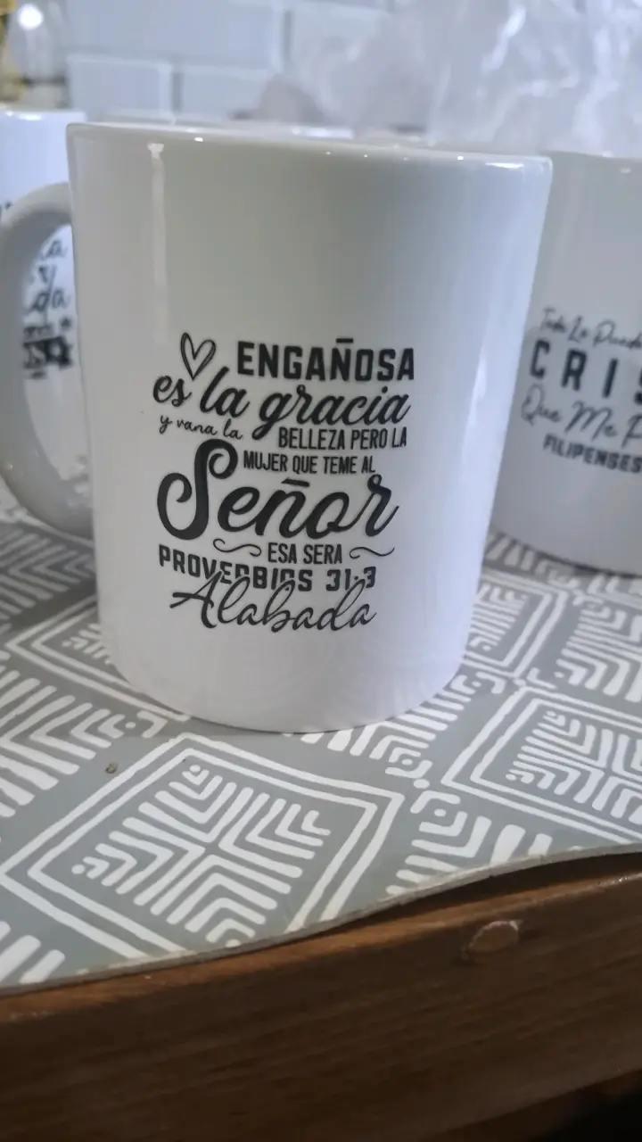 Taza blanca con frase inspiradora