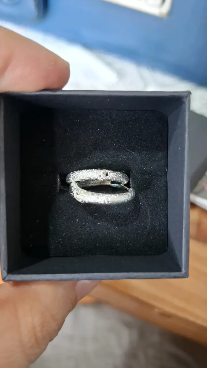 Aros de plata con diseño brillante - 1