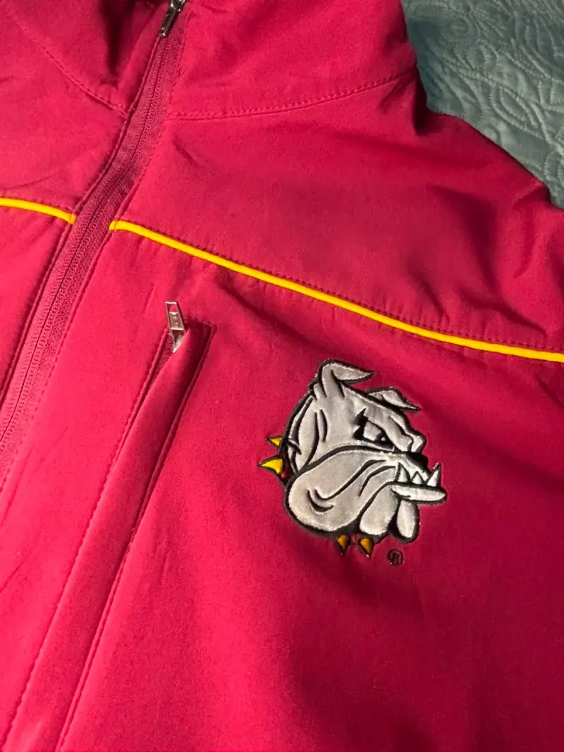 Chaqueta deportiva roja con logo bordado - 1