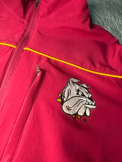 Chaqueta deportiva roja con logo bordado - miniatura 1