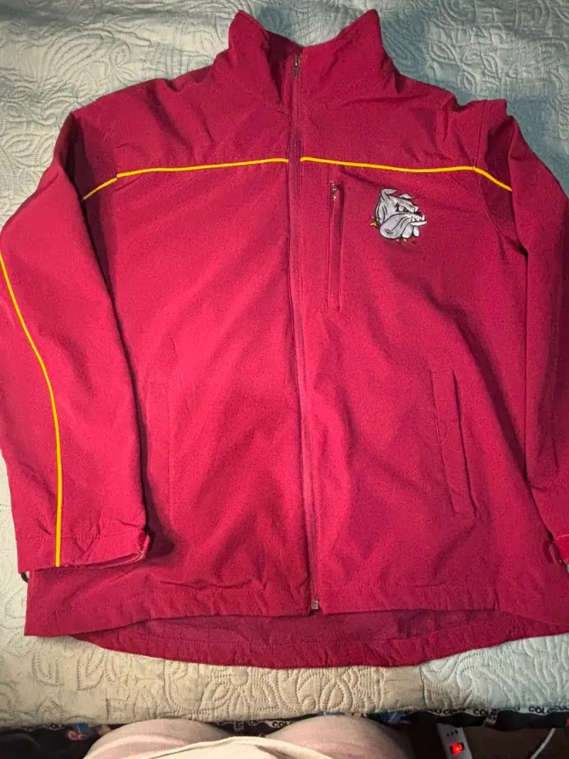 Chaqueta deportiva roja con logo bordado - 2