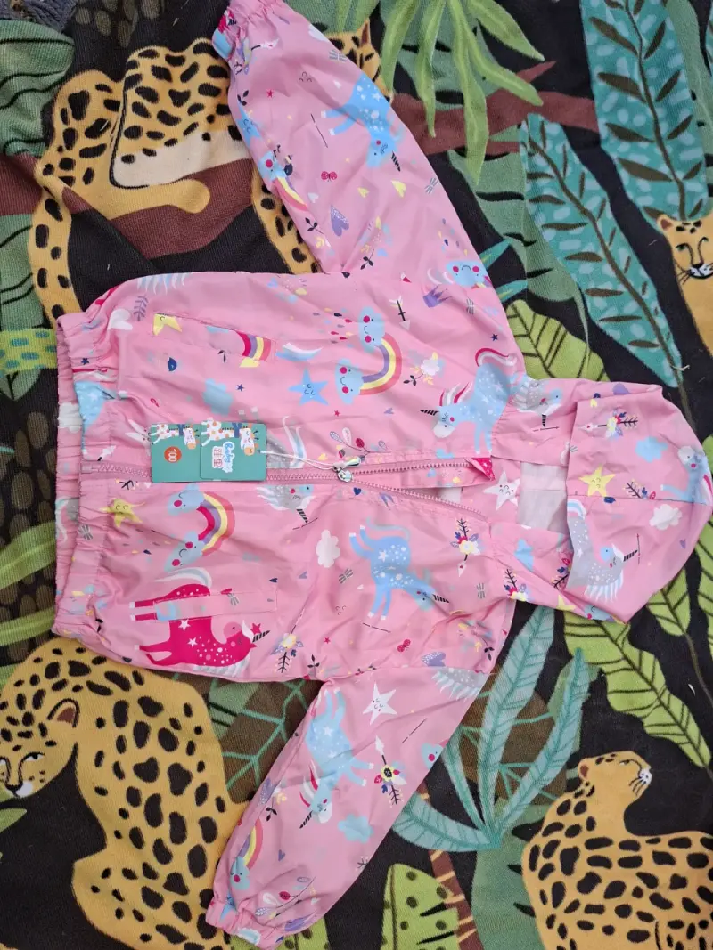 Chaqueta impermeable infantil rosa con estampado - 1