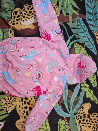 Chaqueta impermeable infantil rosa con estampado - miniatura 2