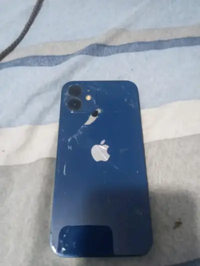 Smartphone y Motorola con triple cámara trasera - miniatura 1