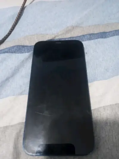 Smartphone y Motorola con triple cámara trasera - miniatura 2