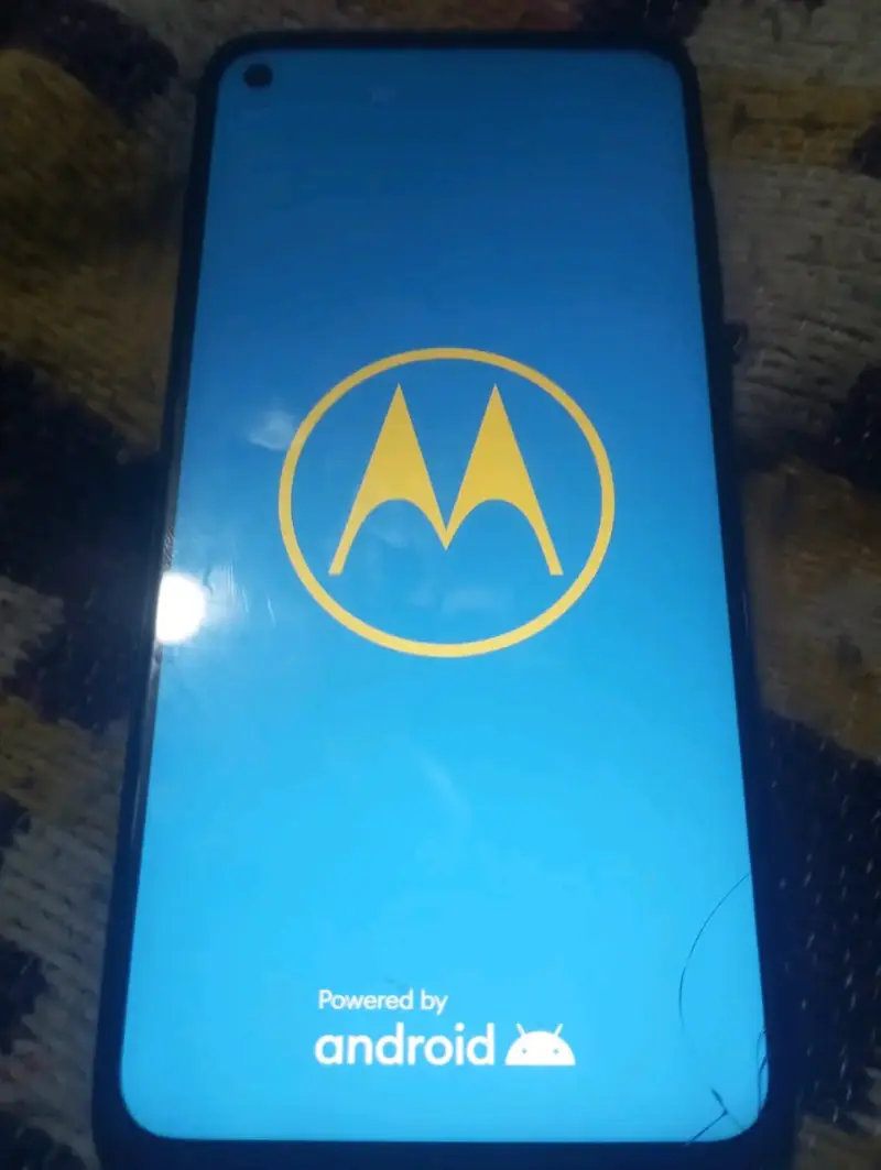 Smartphone y Motorola con triple cámara trasera - 3