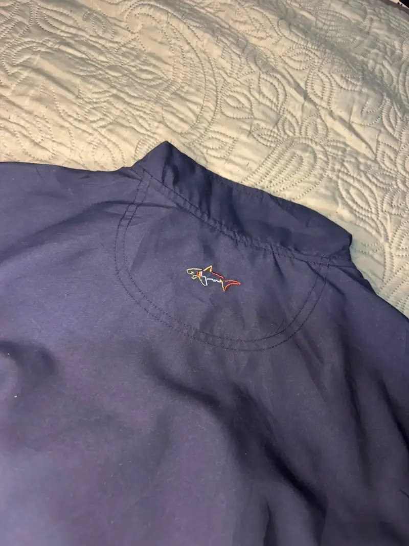 Corta viento azul con logo de tiburón - 1
