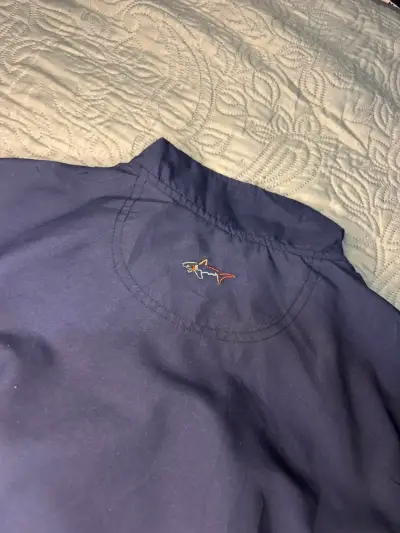Corta viento azul con logo de tiburón - miniatura 1