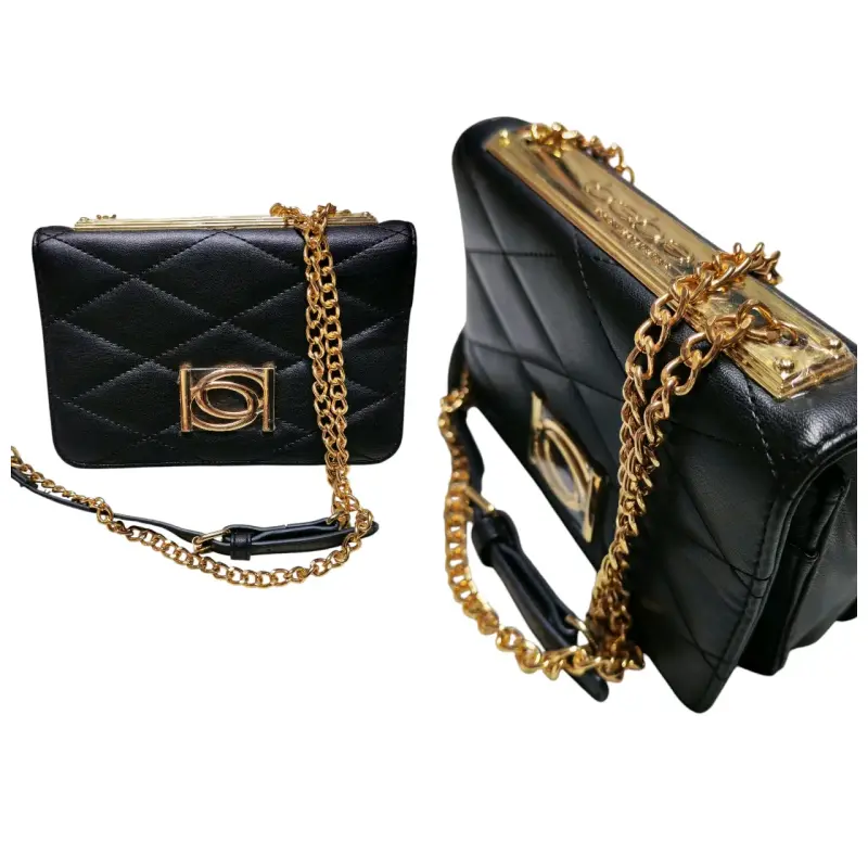 Cartera negra de cuero con cadena dorada