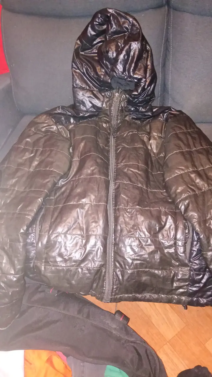Chaqueta acolchada negra con capucha