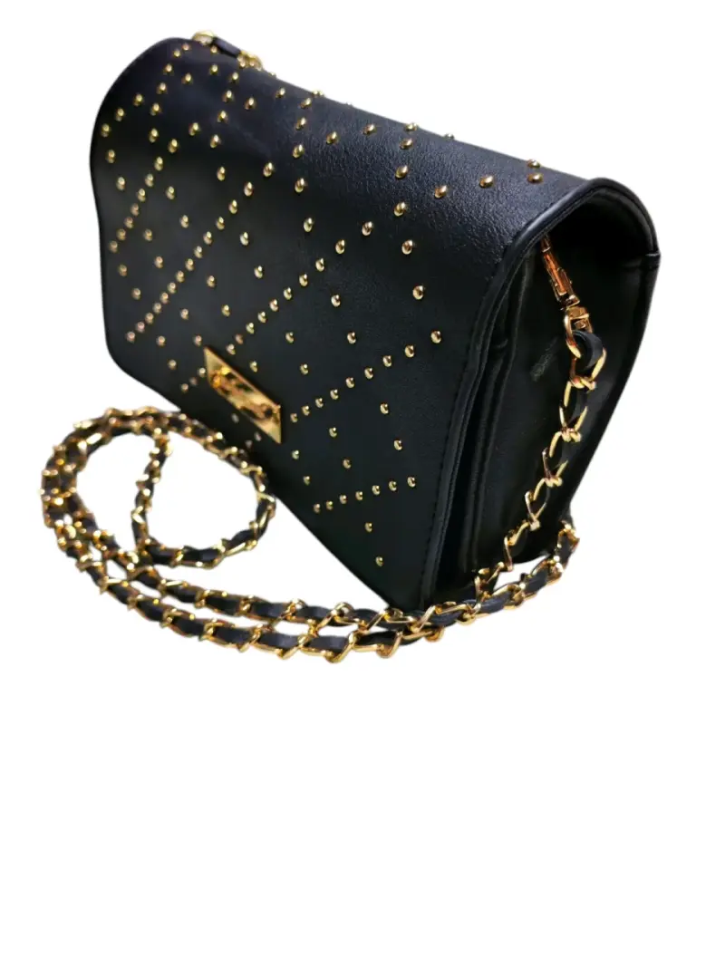 Cartera negra con tachas doradas y cadena - 1