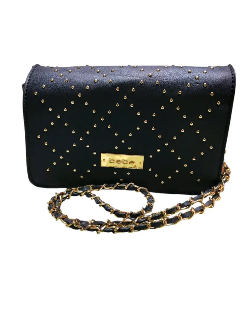 Cartera negra con tachas doradas y cadena - 2
