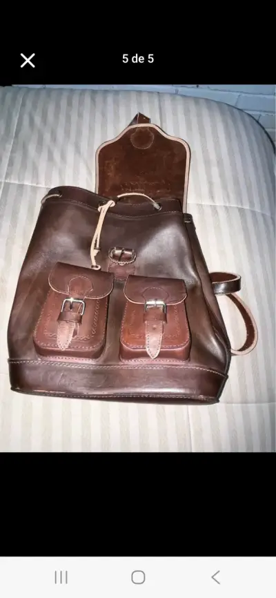 Mochila de cuero y forro café con bolsillos - miniatura 1