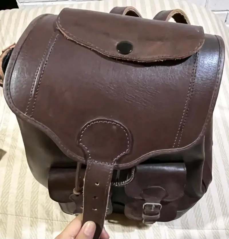 Mochila de cuero y forro café con bolsillos - 2