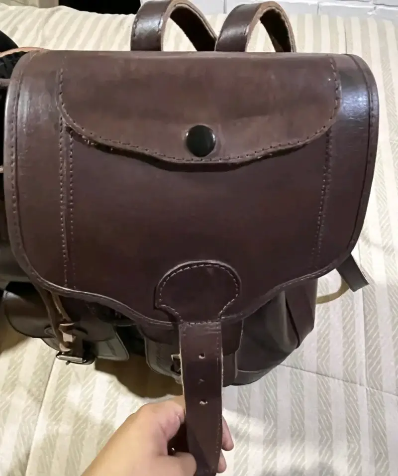 Mochila de cuero y forro café con bolsillos - 3