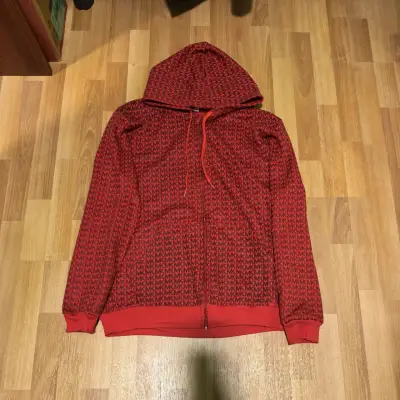 Polerón rojo con capucha y diseño estampado - miniatura 1