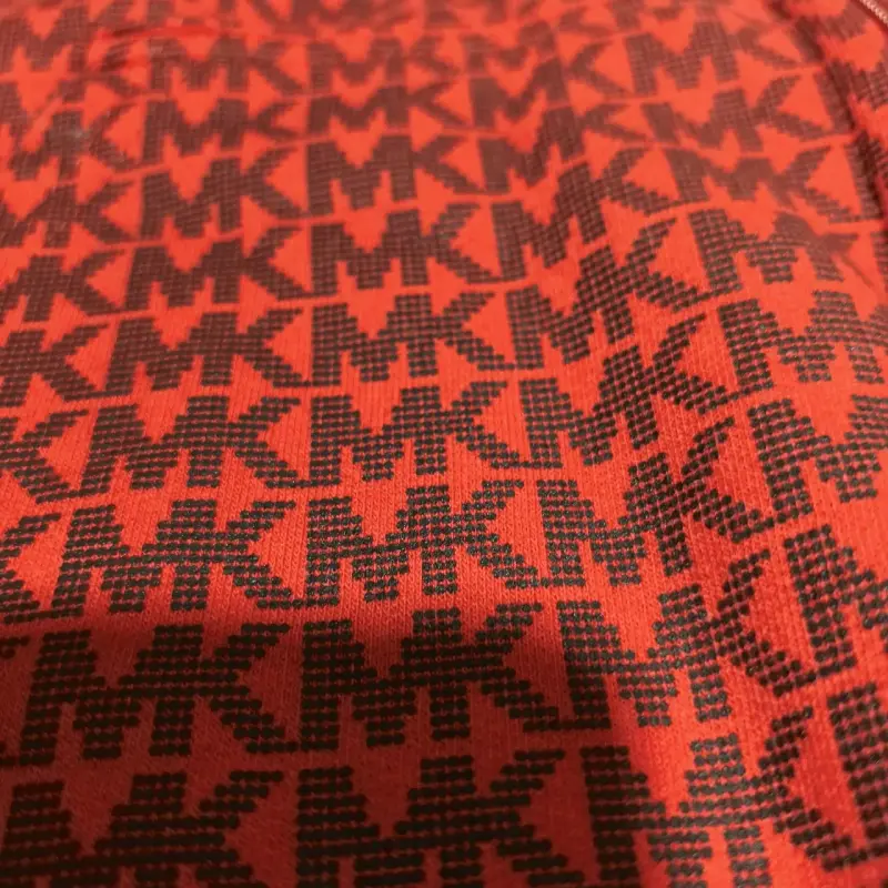 Polerón rojo con capucha y diseño estampado - 2