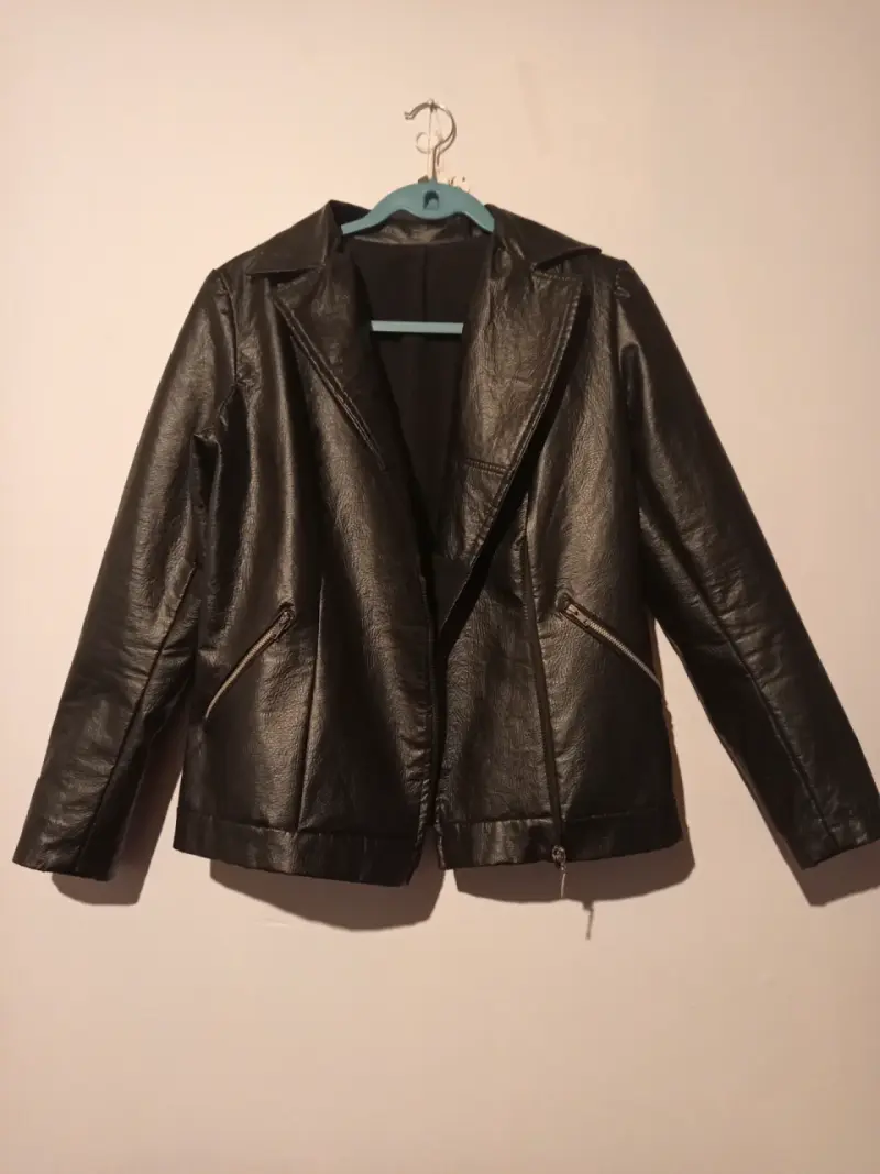 Chaqueta de cuero sintético negra con cierre - 1