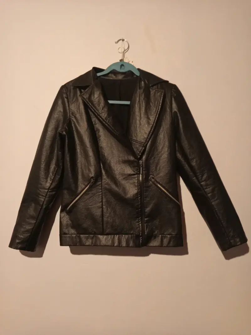 Chaqueta de cuero sintético negra con cierre - 2