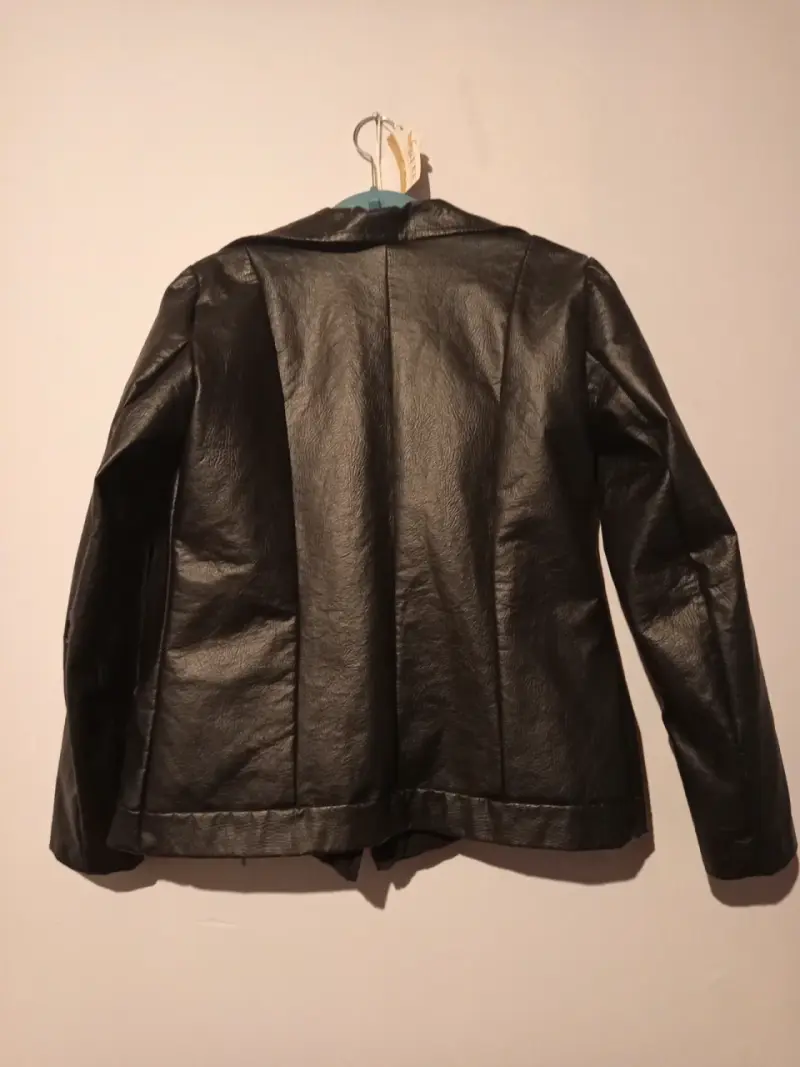 Chaqueta de cuero sintético negra con cierre - 3