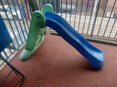Tobogán infantil Little Tikes azul y verde - miniatura 1