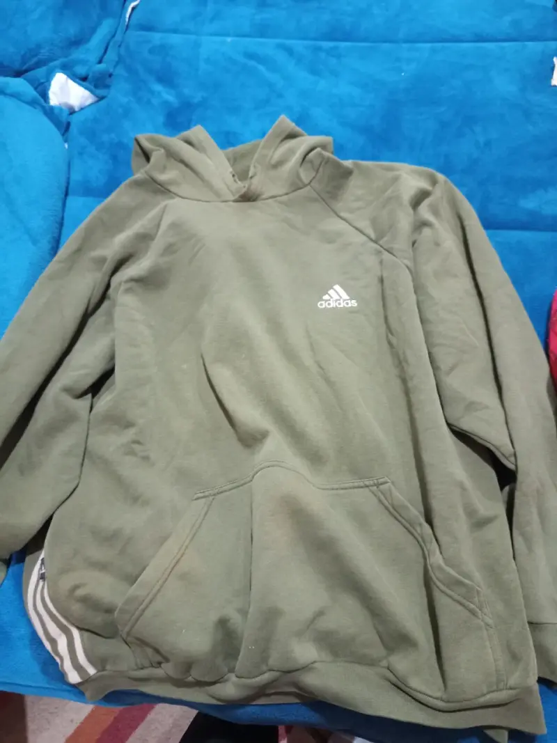 Polerón Adidas verde con capucha