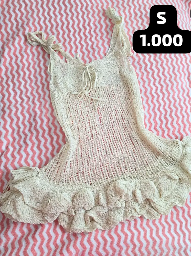 Vestido tejido beige con volantes