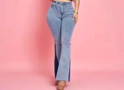 Jeans acampanados de mezclilla azul claro - miniatura 1