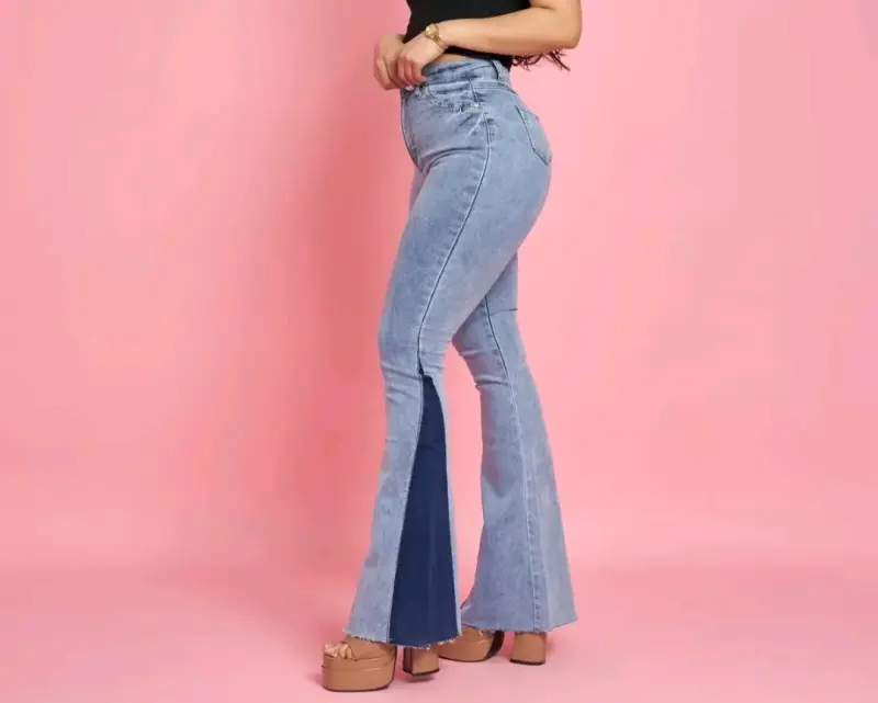 Jeans acampanados de mezclilla azul claro - 2