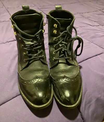 Botas negras de cuero con cordones - miniatura 1