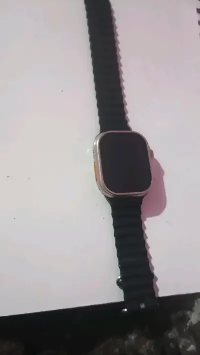 Smartwatch con correa negra deportiva - miniatura 1