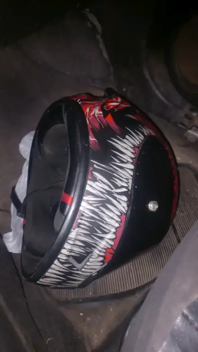 Casco de moto con diseño rojo y negro venom L - miniatura 2