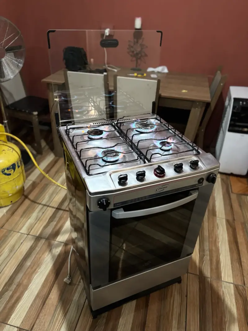 Cocina a gas con horno y cuatro quemadores