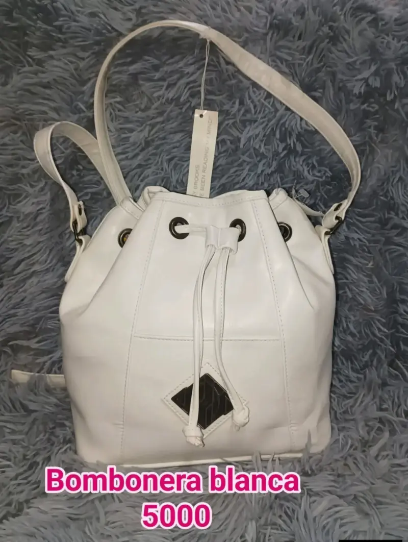 Bolso bombonera blanco con correa ajustable