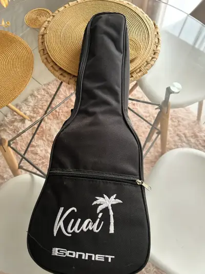 Ukulele de madera con funda protectora - miniatura 3