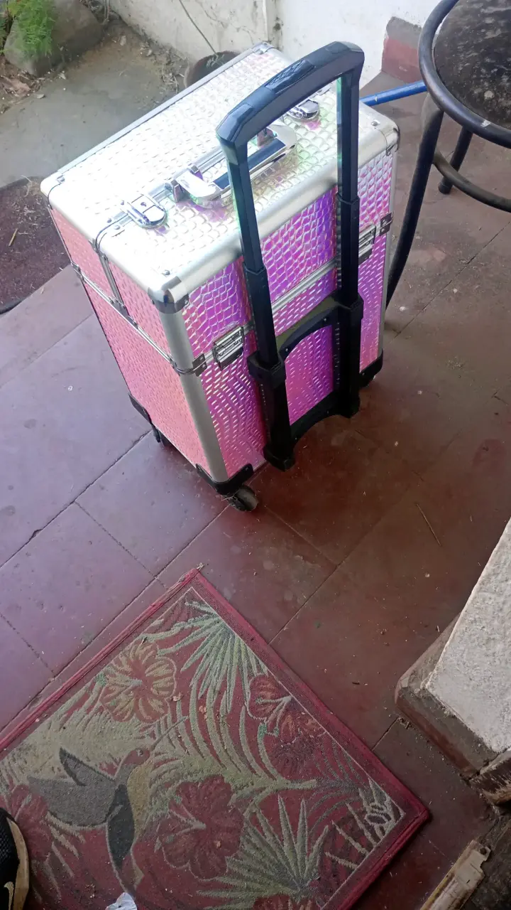 Maleta de maquillaje con ruedas holográfica - 1