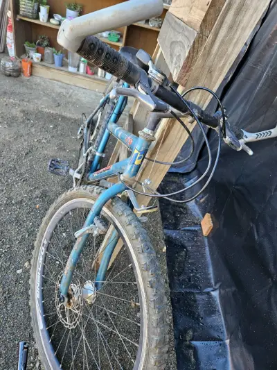 Bicicleta de montaña azul usada - miniatura 1